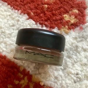 MAC Pro Longwear Paint pot in “Quite Natural”